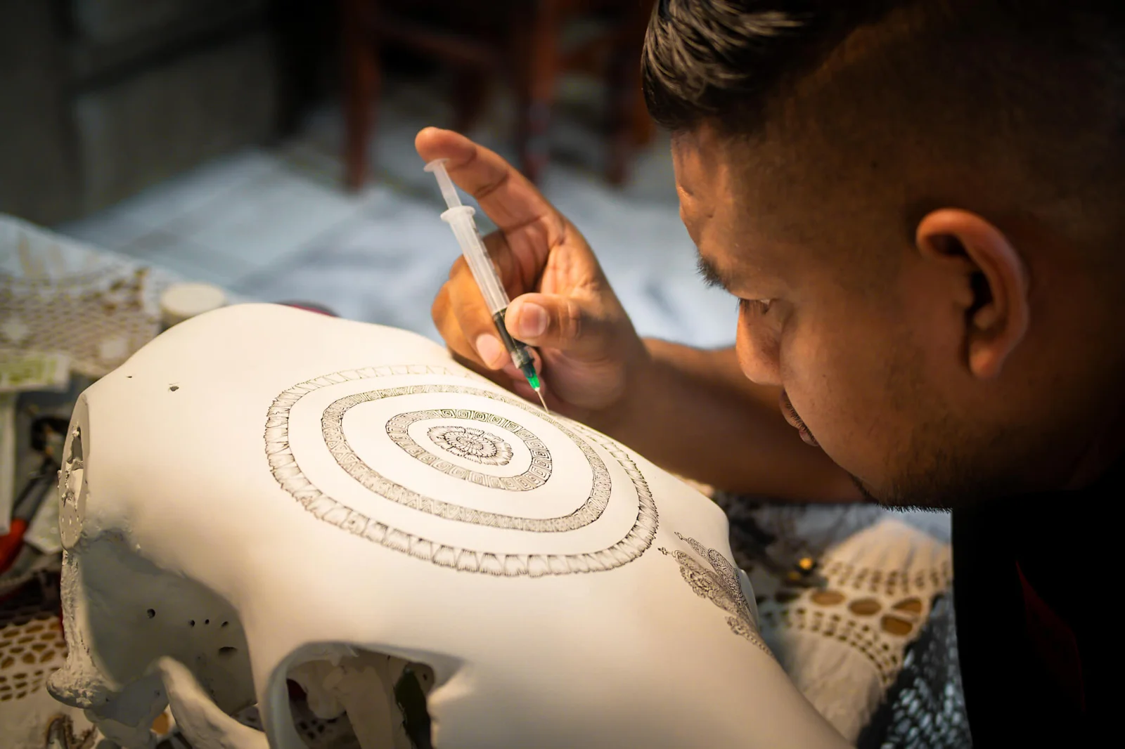 Ricardo Quero drawing an intricate pattern by hand