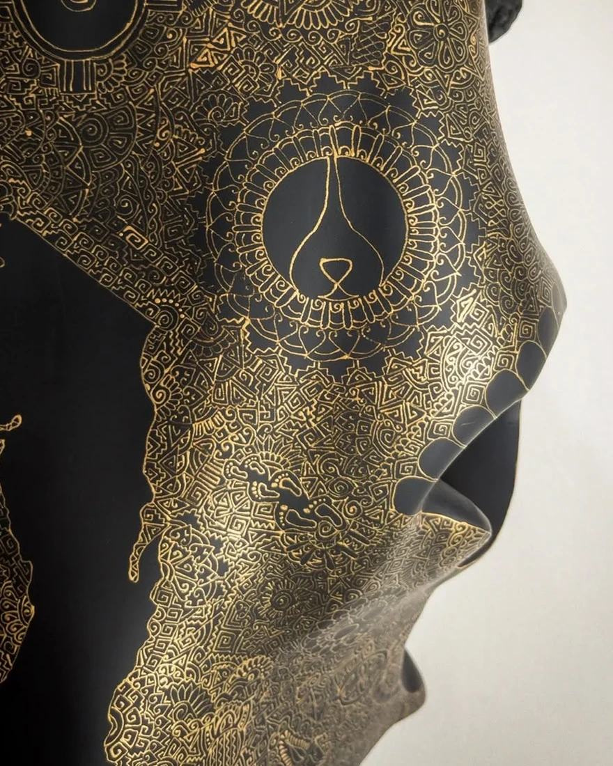 Black and gold commission, view 3