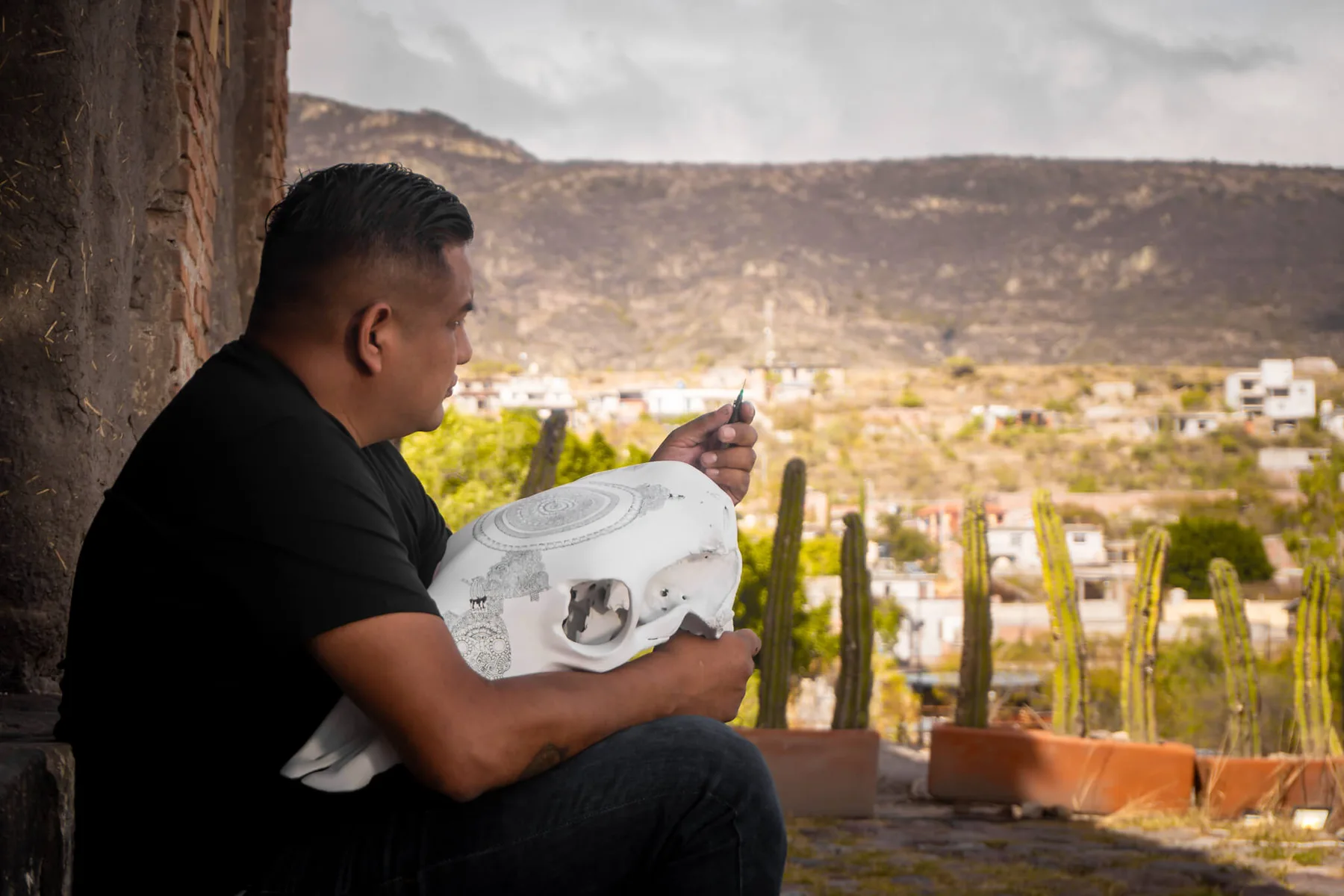 Ricardo Quero working on an artwork while overlooking Mitla